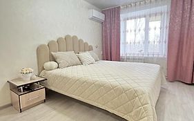 Двухкомнатные апартаменты на улице Естая, дом 89 напротив ТД Артур